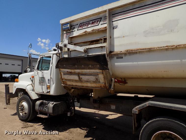 image for item FG9473 2000 International 2654 feed mixer truck