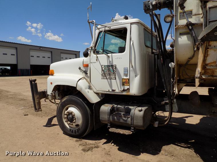 image for item FG9473 2000 International 2654 feed mixer truck