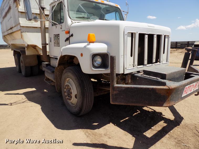 image for item FG9473 2000 International 2654 feed mixer truck