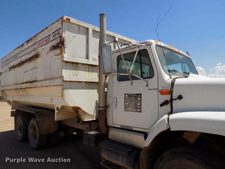 image for item FG9473 2000 International 2654 feed mixer truck