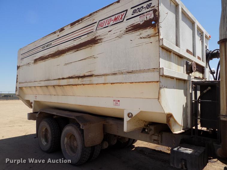 image for item FG9473 2000 International 2654 feed mixer truck