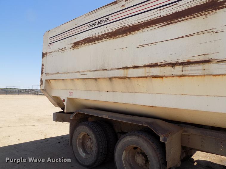 image for item FG9473 2000 International 2654 feed mixer truck