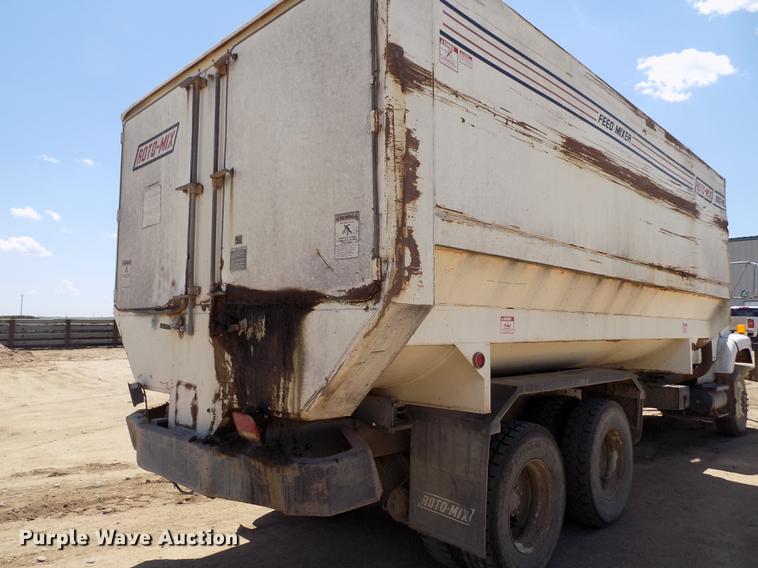 image for item FG9473 2000 International 2654 feed mixer truck