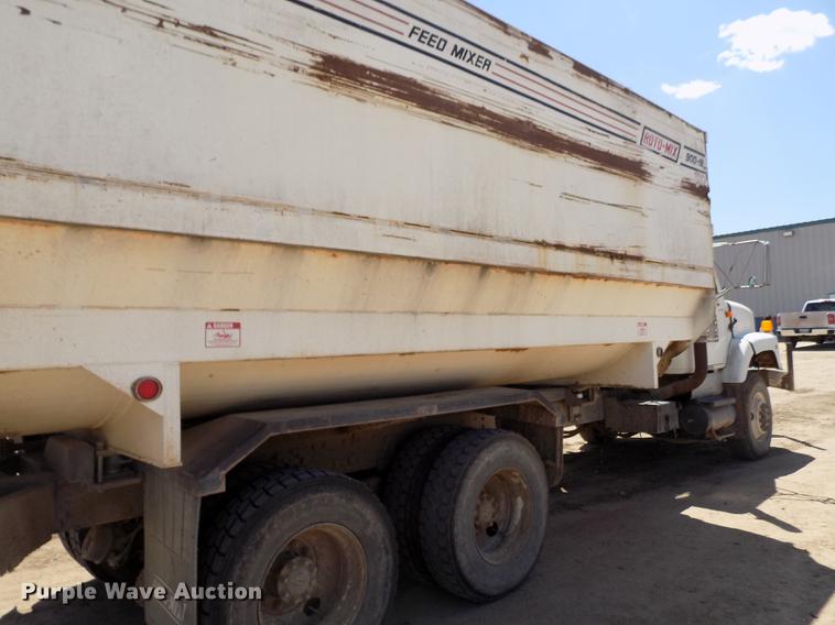 image for item FG9473 2000 International 2654 feed mixer truck
