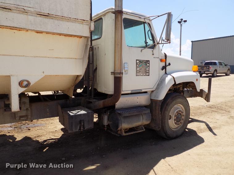 image for item FG9473 2000 International 2654 feed mixer truck