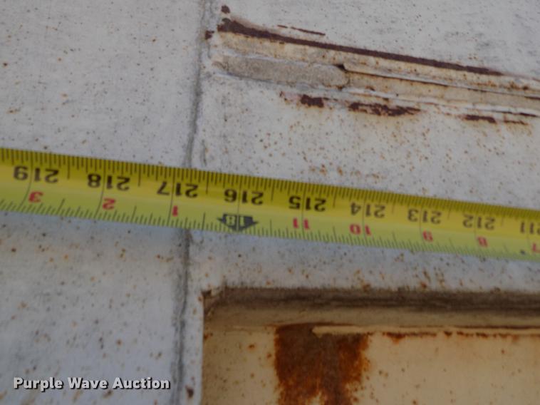 image for item FG9473 2000 International 2654 feed mixer truck