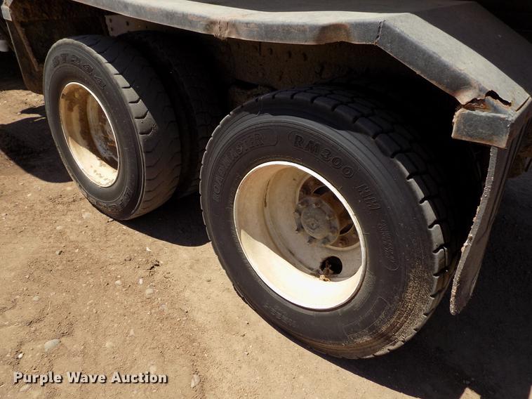 image for item FG9473 2000 International 2654 feed mixer truck