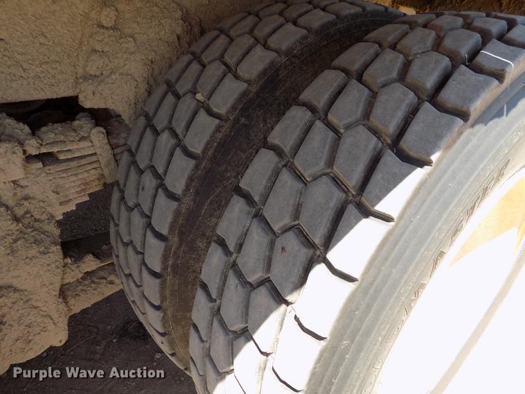 image for item FG9473 2000 International 2654 feed mixer truck