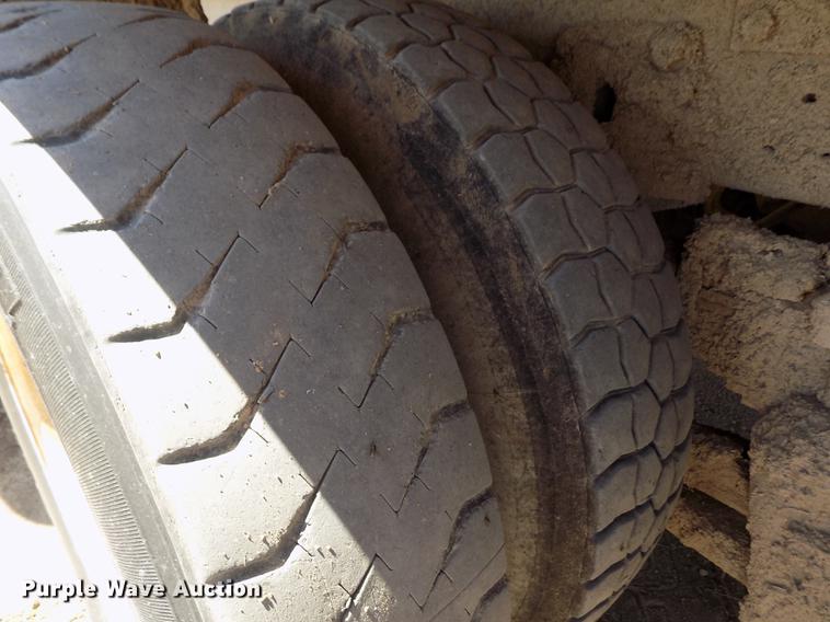 image for item FG9473 2000 International 2654 feed mixer truck