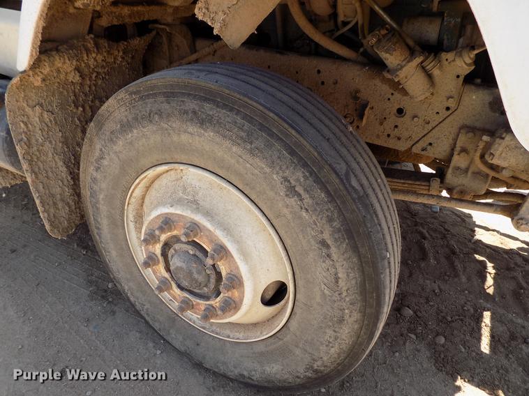 image for item FG9473 2000 International 2654 feed mixer truck