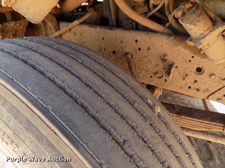 image for item FG9473 2000 International 2654 feed mixer truck