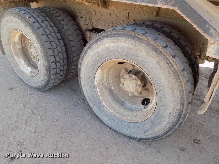 image for item FG9473 2000 International 2654 feed mixer truck