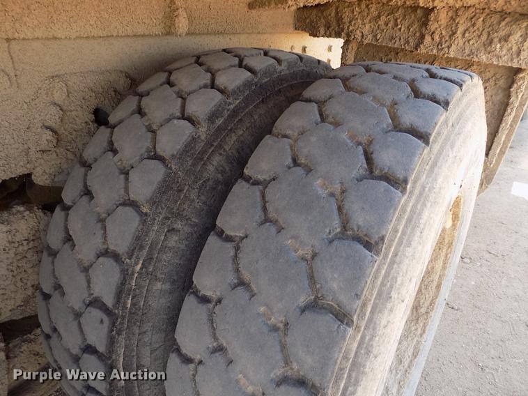 image for item FG9473 2000 International 2654 feed mixer truck