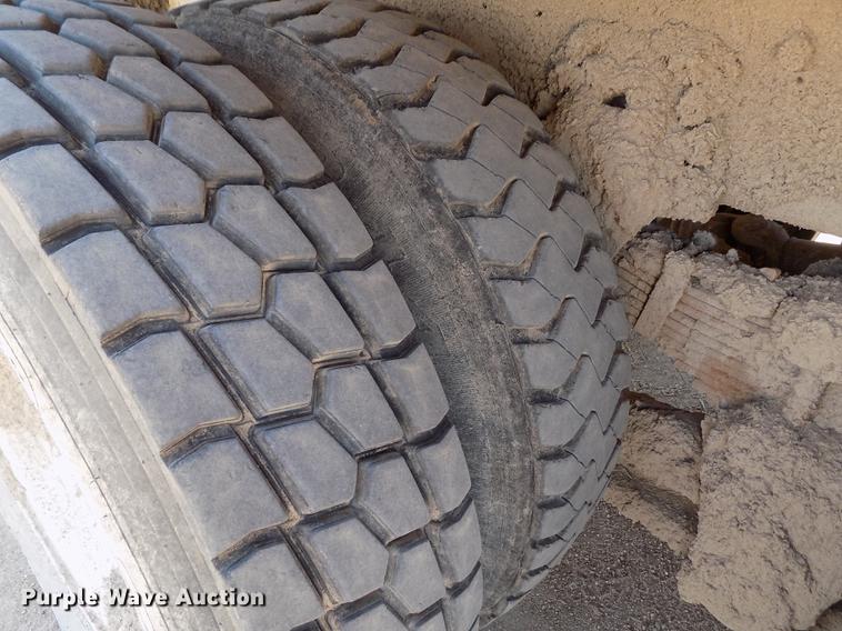 image for item FG9473 2000 International 2654 feed mixer truck