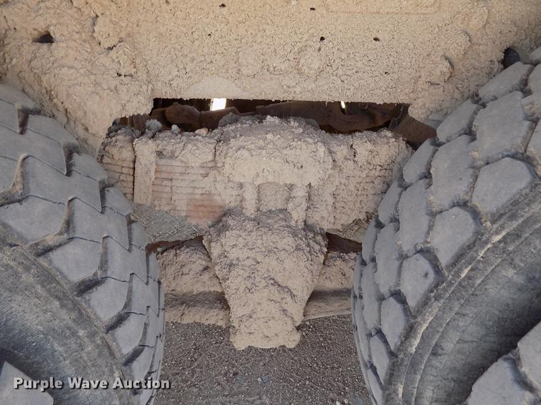 image for item FG9473 2000 International 2654 feed mixer truck