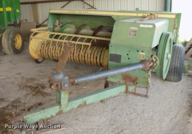 image for item FJ9296 John Deere 346 small square baler