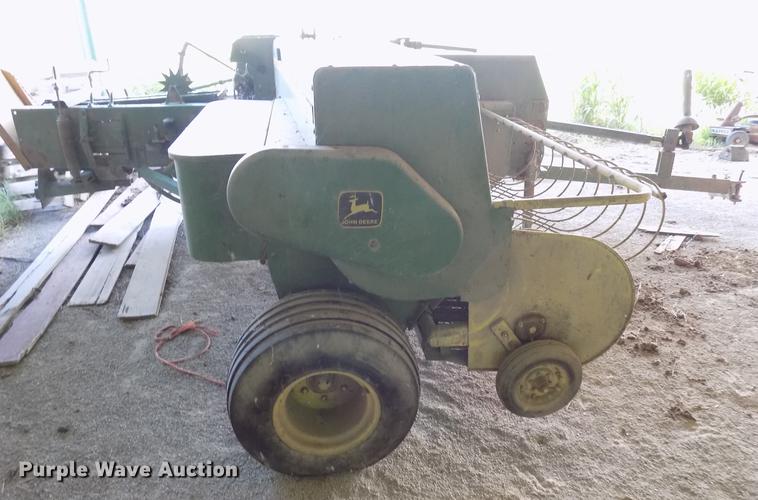 image for item FJ9296 John Deere 346 small square baler