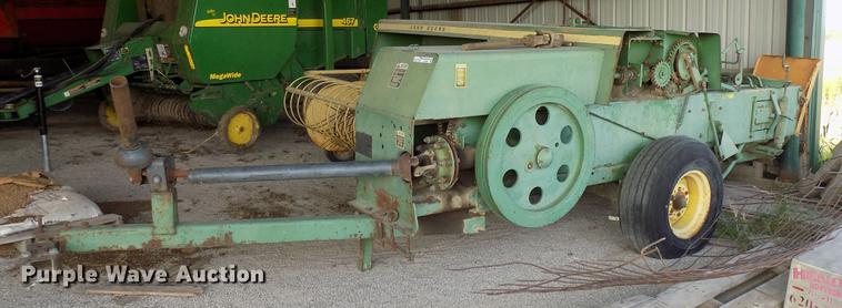 image for item FJ9296 John Deere 346 small square baler
