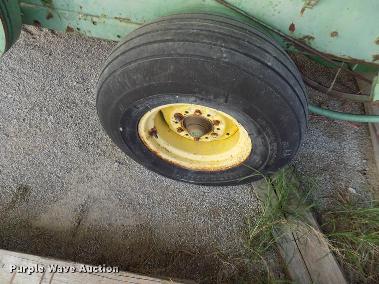 image for item FJ9296 John Deere 346 small square baler