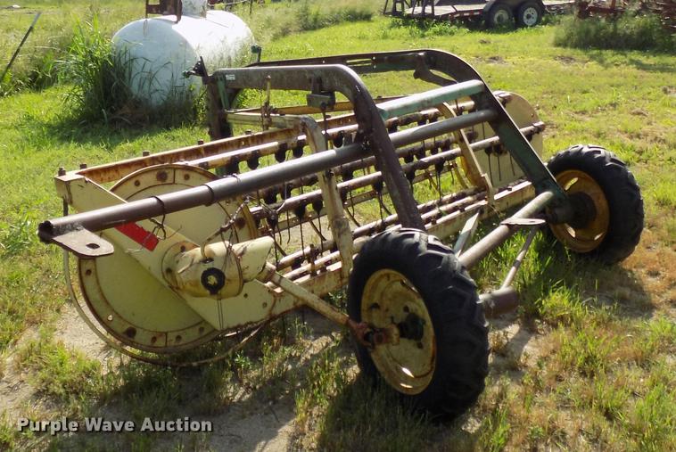 image for item FJ9297 John Deere hay rake