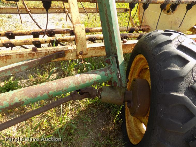 image for item FJ9297 John Deere hay rake