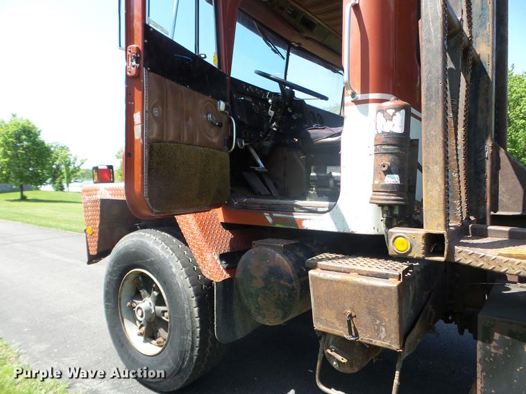 image for item FM9363 1981 International Paystar 5000 log loader truck