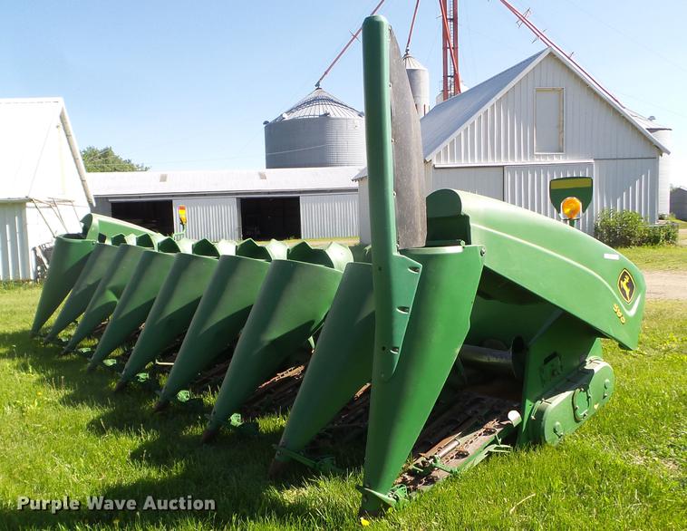 image for item FM9389 2004 John Deere 893 corn head