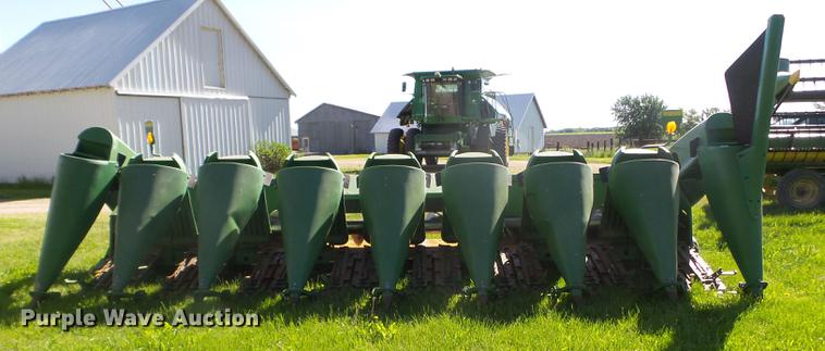 image for item FM9389 2004 John Deere 893 corn head