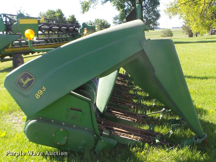 image for item FM9389 2004 John Deere 893 corn head