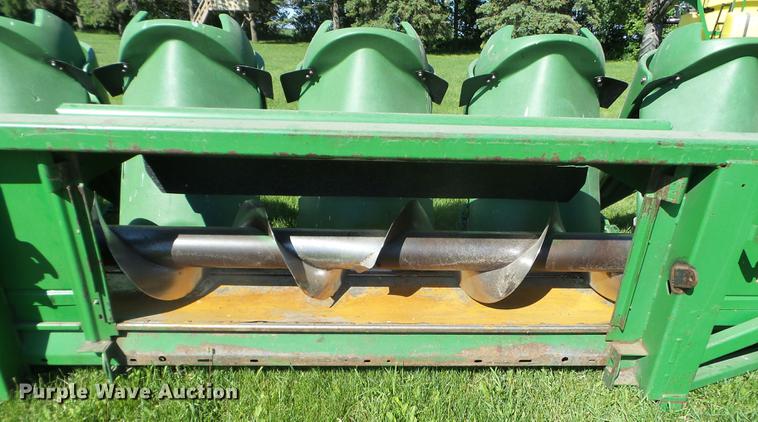 image for item FM9389 2004 John Deere 893 corn head