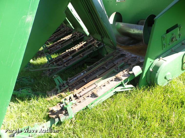 image for item FM9389 2004 John Deere 893 corn head