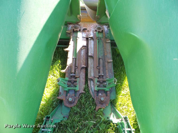image for item FM9389 2004 John Deere 893 corn head