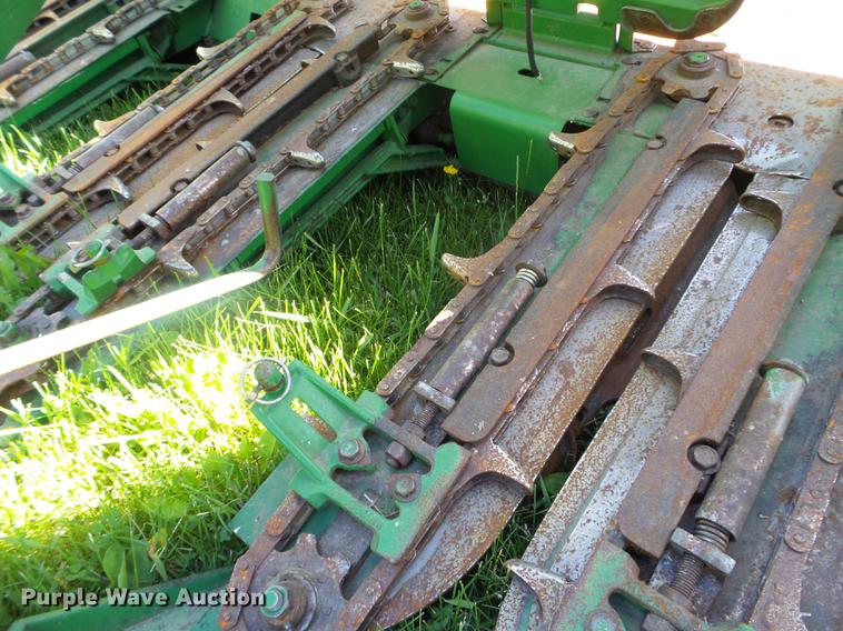 image for item FM9389 2004 John Deere 893 corn head