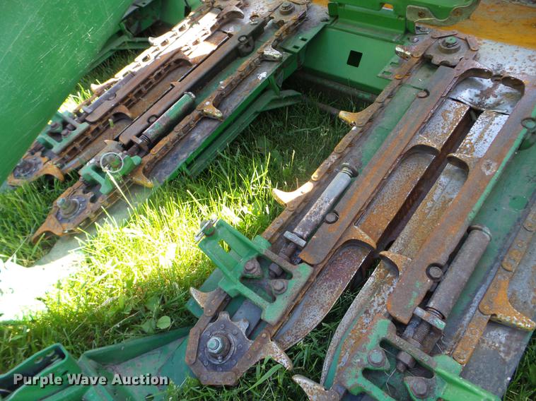 image for item FM9389 2004 John Deere 893 corn head