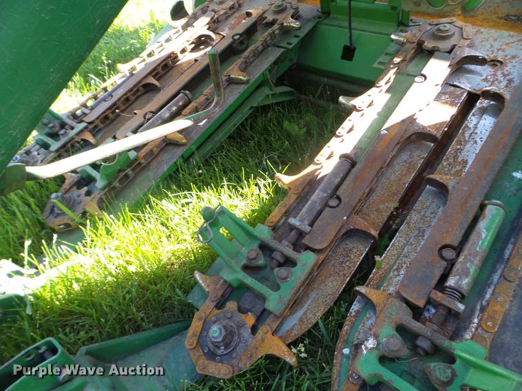 image for item FM9389 2004 John Deere 893 corn head