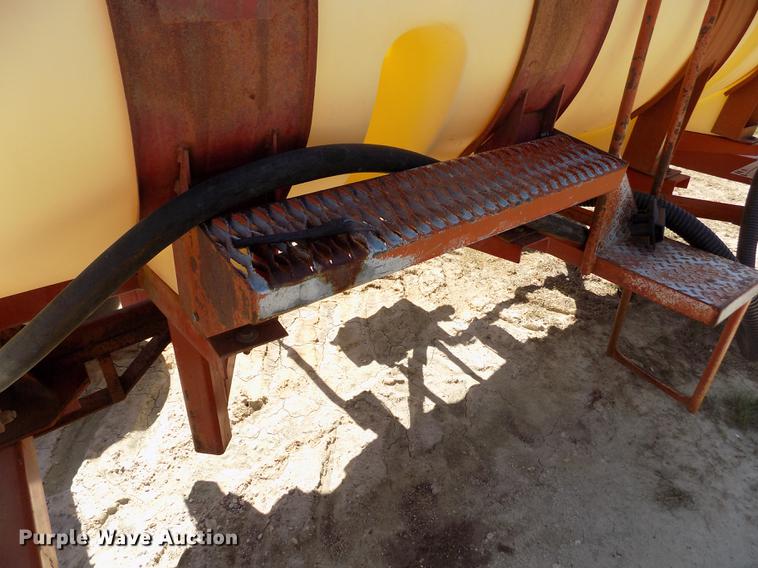 image for item FN9520 Fertilizer nurse tank trailer