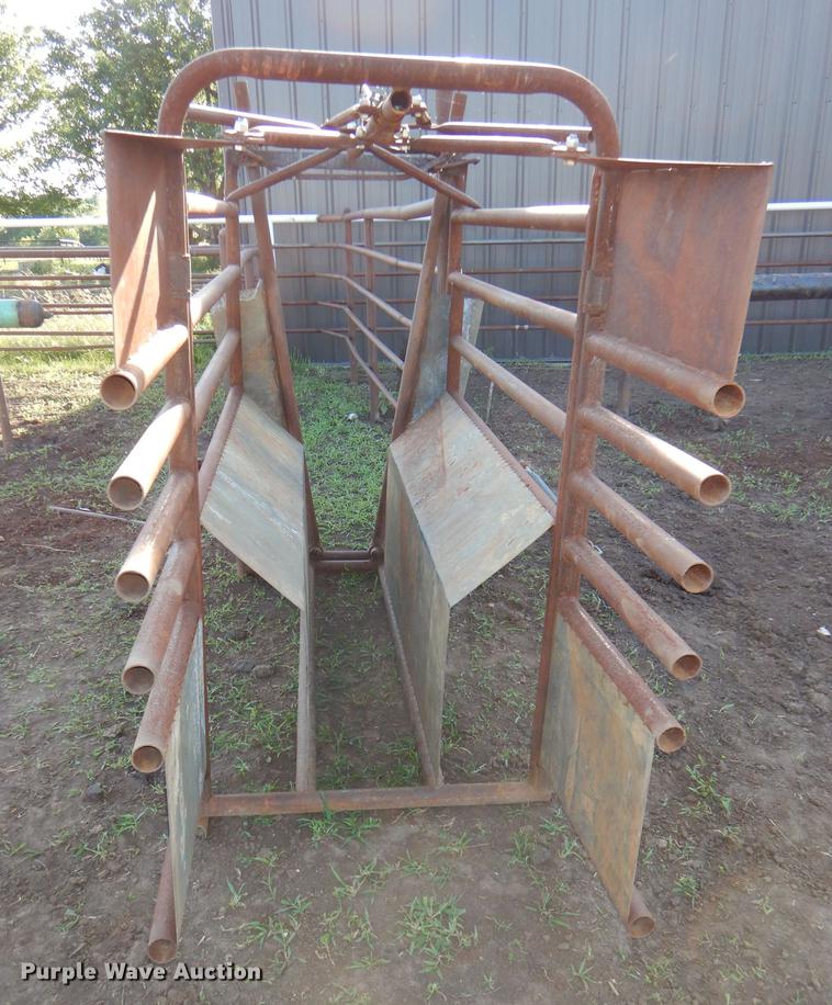Shop built roping chute in Parker, KS Item FQ9926 sold Purple Wave