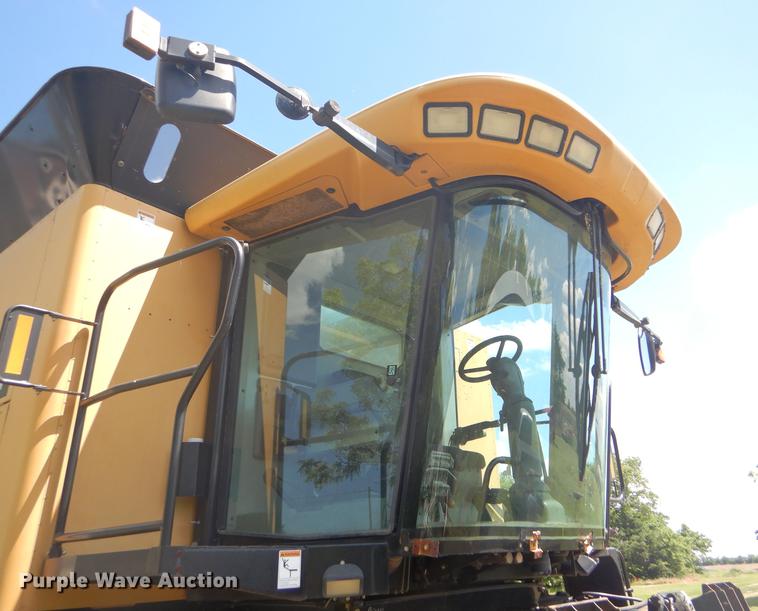 image for item FT9544 2003 Challenger 660 combine