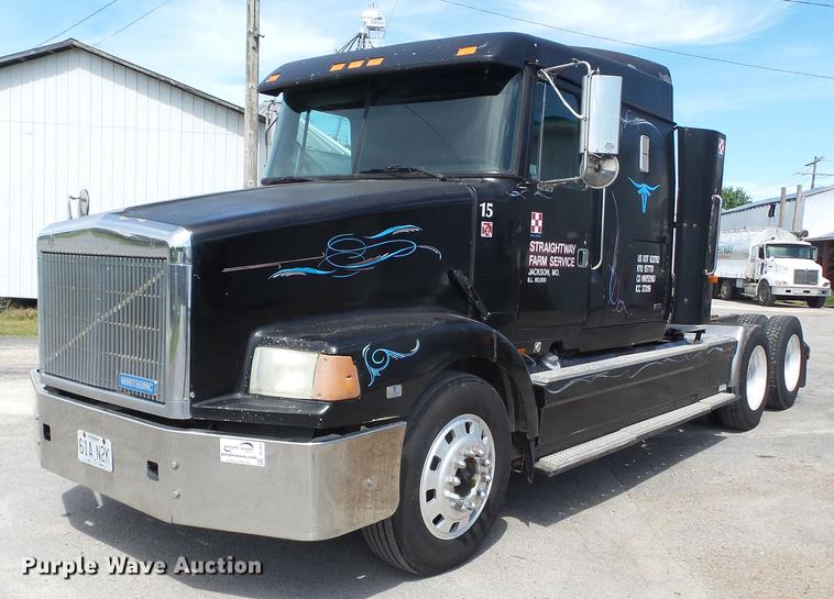 image for item DE7819 1995 White GMC WIA semi truck