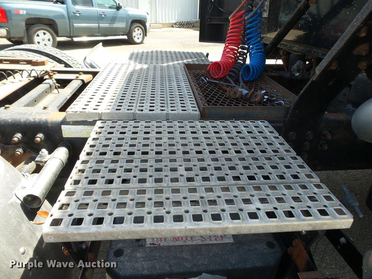 image for item DE7819 1995 White GMC WIA semi truck