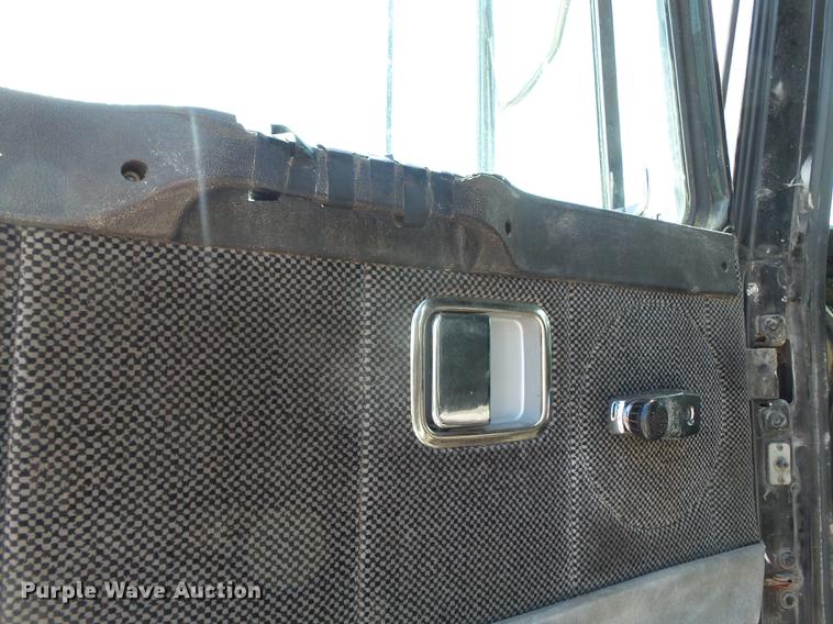 image for item DE7819 1995 White GMC WIA semi truck