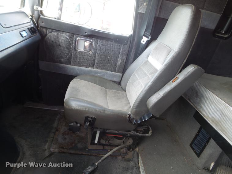 image for item DE7819 1995 White GMC WIA semi truck