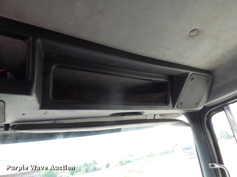 image for item DE7819 1995 White GMC WIA semi truck