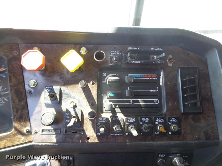 image for item DE7819 1995 White GMC WIA semi truck