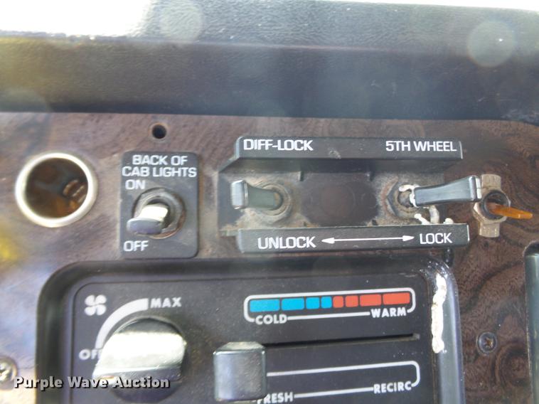 image for item DE7819 1995 White GMC WIA semi truck