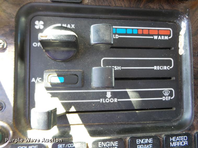 image for item DE7819 1995 White GMC WIA semi truck