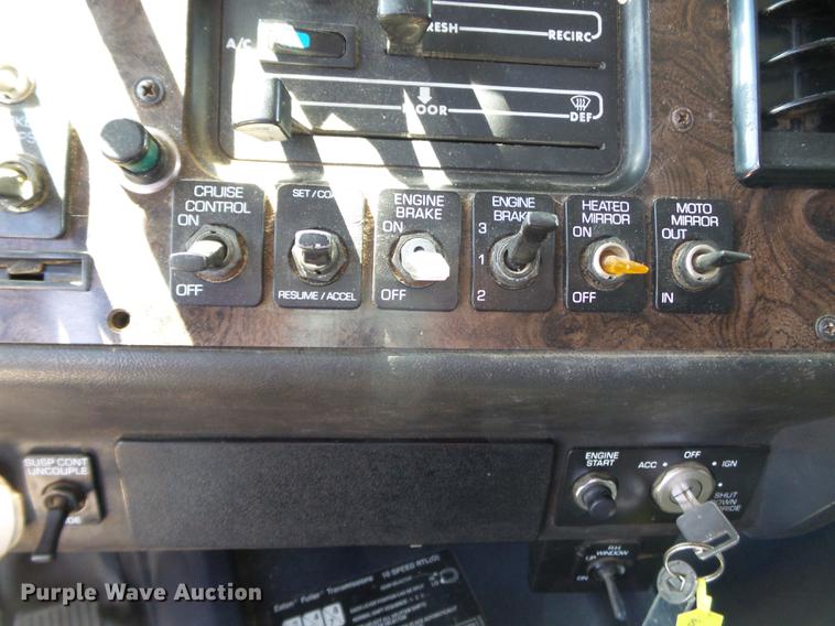 image for item DE7819 1995 White GMC WIA semi truck