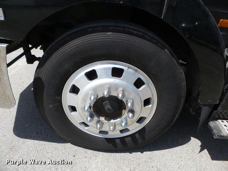 image for item DE7819 1995 White GMC WIA semi truck