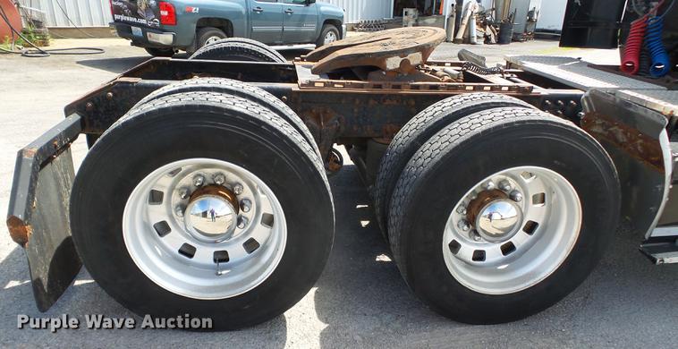 image for item DE7819 1995 White GMC WIA semi truck