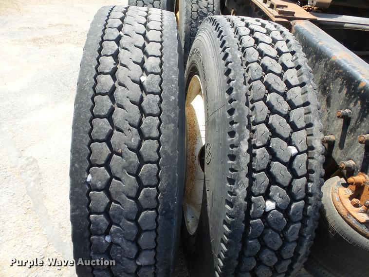 image for item DE7819 1995 White GMC WIA semi truck